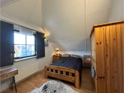 Arbeits-/Schlafzimmer mit Doppelbett